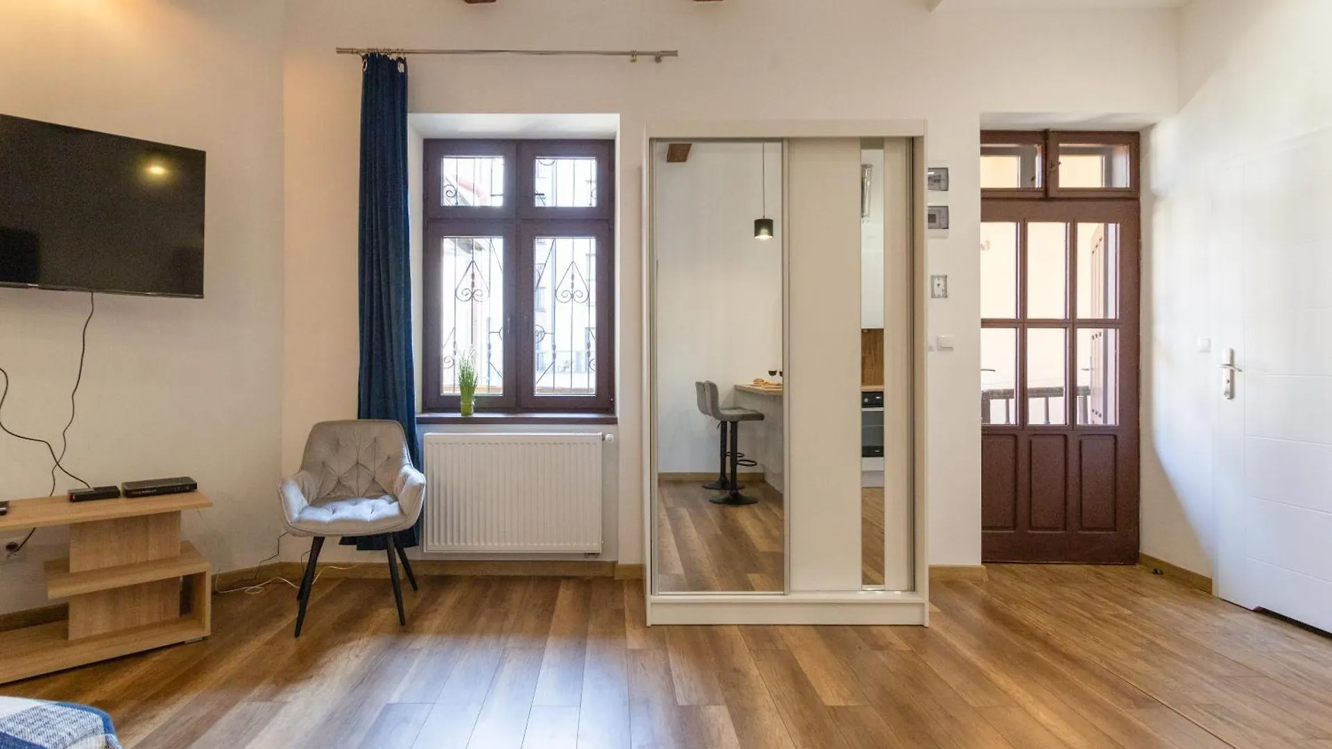 Step-By-Step Studio Krakow 0*,